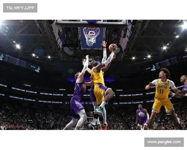 NBA赛季最新动态:詹姆斯领衔湖人再战勇士 双方豪强争锋看点十足 NBA赛季最新动态:詹姆斯领衔湖人再战勇士 双方豪强争锋看点十足